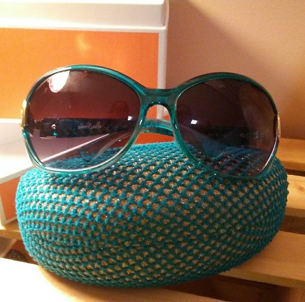 Simply Noelle Gorgeous Sunglasses In Case